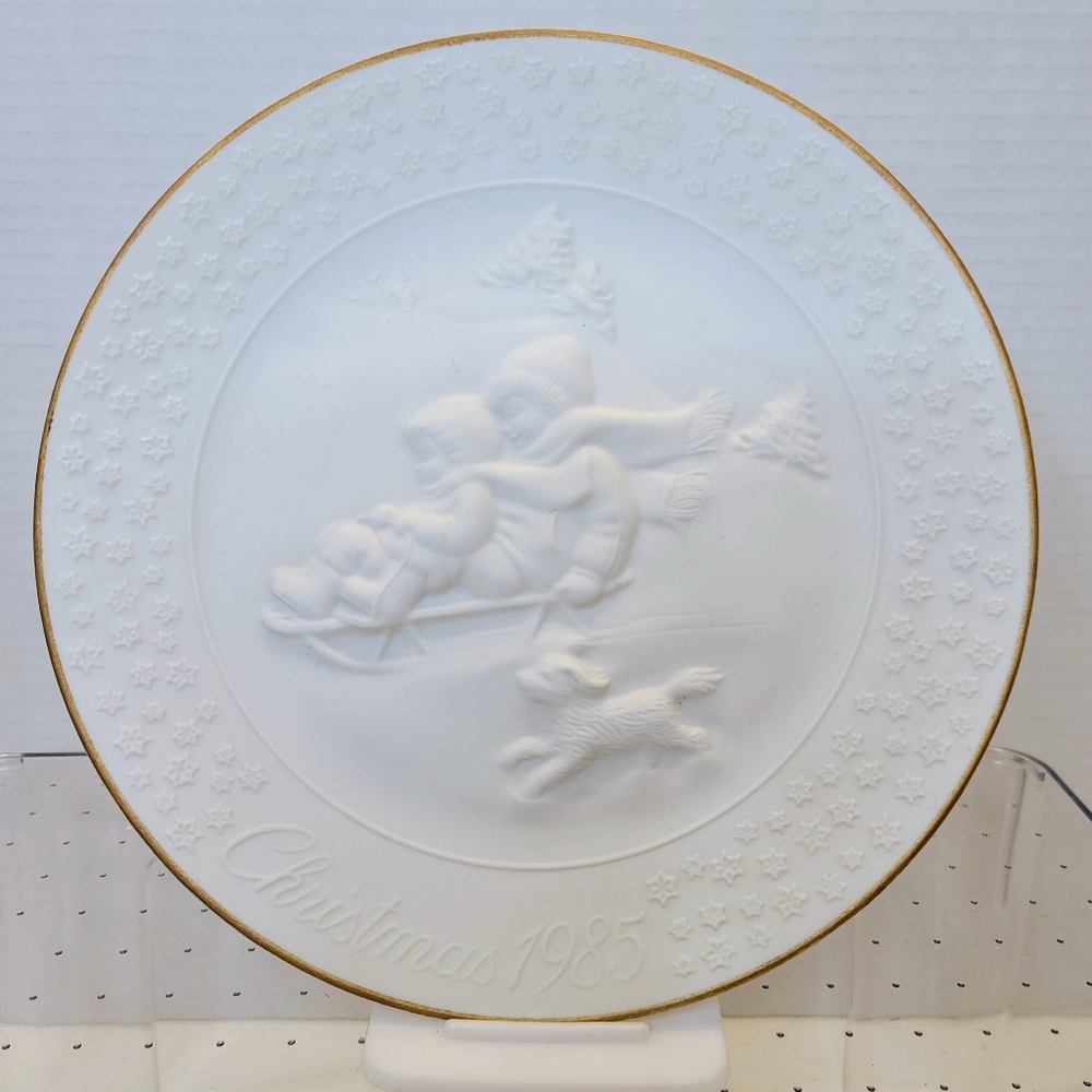 VTG 80"S AVON "A CHILD'S CHRISTMAS" PORCELAIN PLATE TRIMMED WITH 24K GOLD
